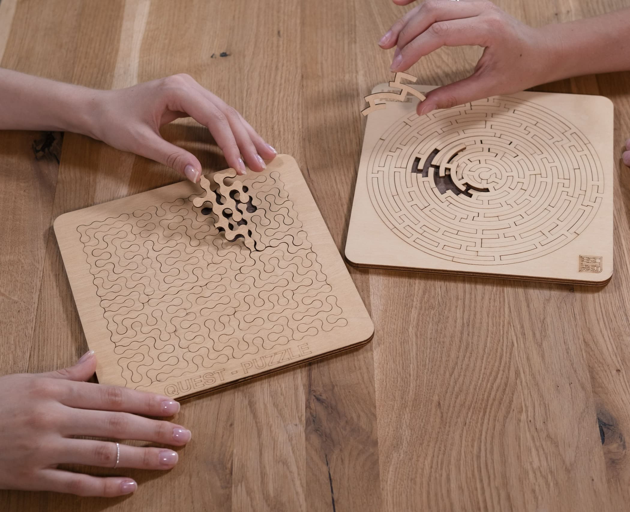 Fotos und Abbildungen von Puzzle Set. ESC WELT.