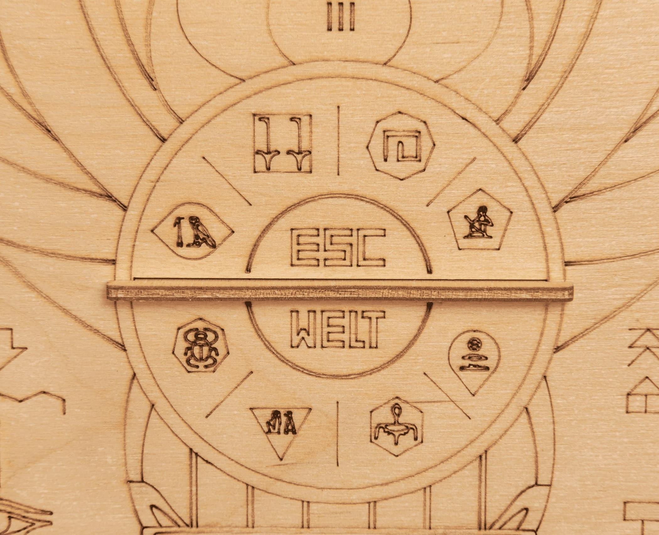 Fotos und Abbildungen von Quest Pyramid. ESC WELT.